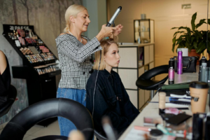 Ouvrir un salon de coiffure sans diplome : est-ce envisageable ?